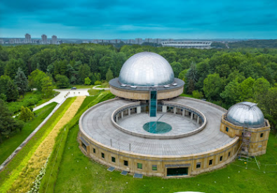 Planetarium Śląskie з залами для перегляду сеансів на тему Космос, астрономічна і геофізична виставки, стимулятор польотів в космос
