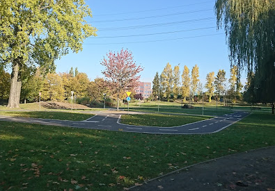 Парк з дитячим майданчиком та дорогою для дітей