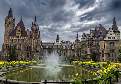 Відреставрований Moszna Zamek з гарним парком, музичним фонтаном та дитячим майданчиком
