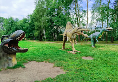 Dinosaur Park – цікавий парк для дорослих і дітей. Є великі фігури динозаврів, цікавий дитячий майданчик та озеро для прогулянок